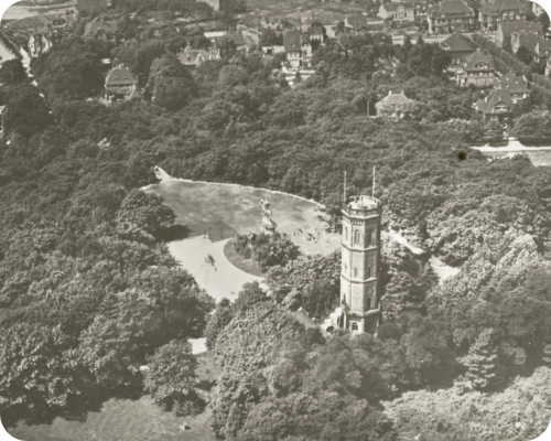 Dieses Bild zeigt den Wasserturm und und das Kaiser-Wilhelm-Denkmal aus der Luft.