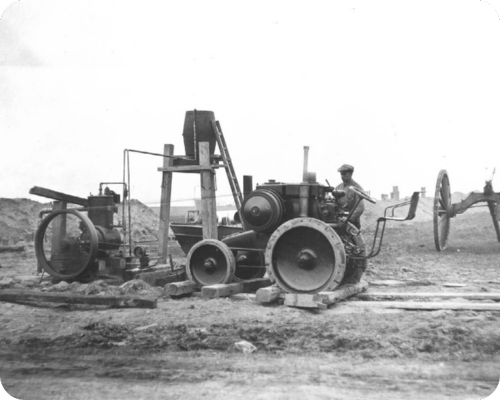 Auf dem Foto sind Arbeiten auf den im Krieg zerstörten Rohrleitungen zu sehen.