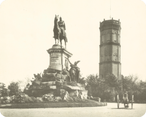 Die Abbildung zeigt eine historische Aufnahme von Wasserturm und Kaiser Wilhelm-Denkmal auf dem Duissernberg (heute Kaiserberg).